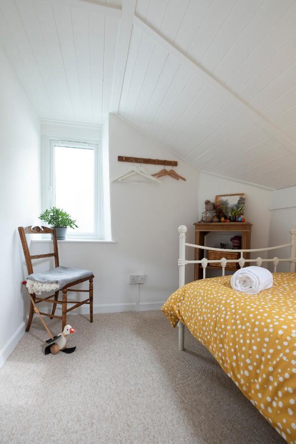 Character Cottage In The Heart Of Uplyme. Extérieur photo