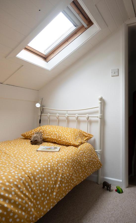 Character Cottage In The Heart Of Uplyme. Extérieur photo