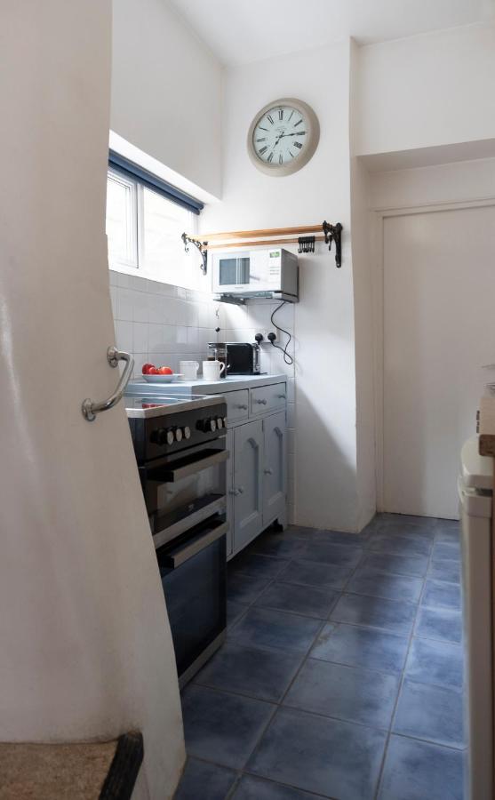 Character Cottage In The Heart Of Uplyme. Extérieur photo