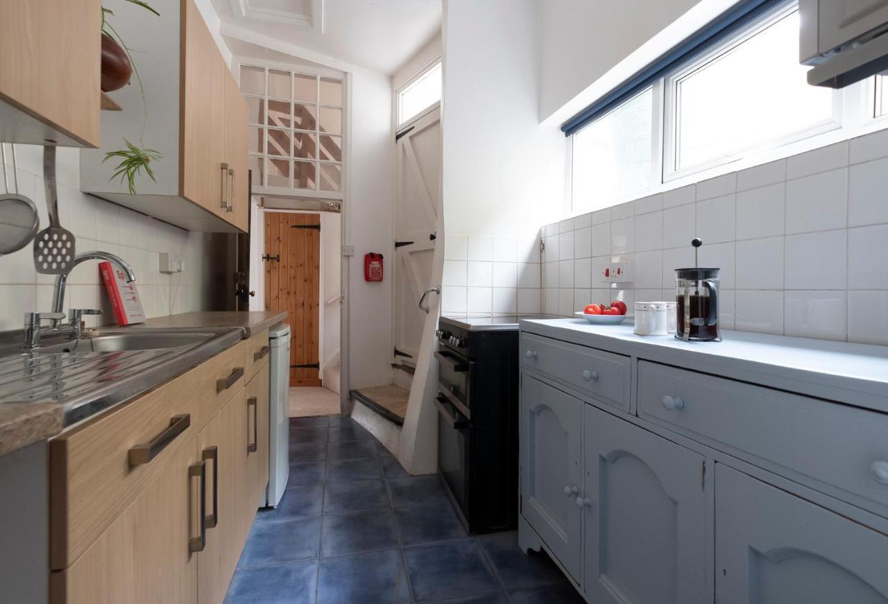 Character Cottage In The Heart Of Uplyme. Extérieur photo